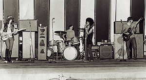 Le groupe rock le 25e Rgiment en spectacle  la place des Nations, Terre des Hommes, 1969.